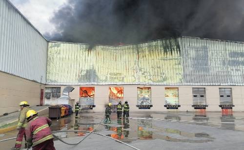 Controlan servicios de emergencia, incendio en fábrica vinos en Lerma